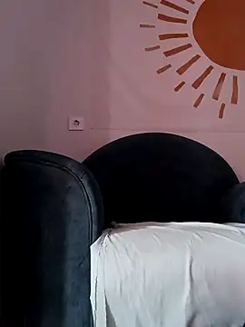 Snapshot of KisaVixen chatting on December 4, 9:51 am KisaVixen online show from December 4, 9:51 am