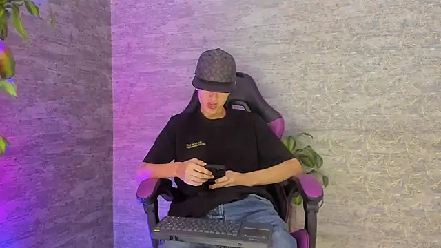 Snapshot of ArthurCox chatting on October 3, 5:32 pm ArthurCox online show from October 3, 5:32 pm