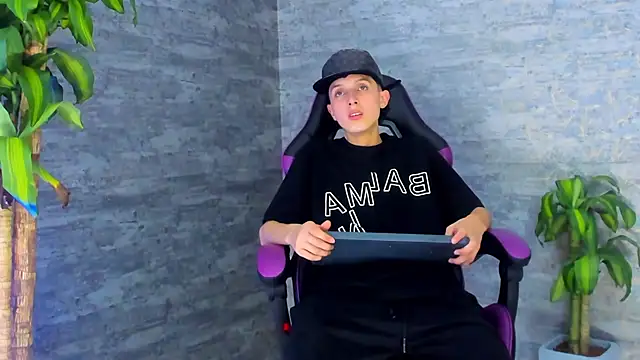 Snapshot of ArthurCox chatting on October 15, 5:24 pm ArthurCox online show from October 15, 5:24 pm