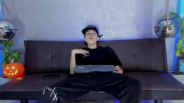 Snapshot of ArthurCox chatting on October 28, 5:37 pm ArthurCox online show from October 28, 5:37 pm