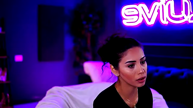 Snapshot of SiennaRuh chatting on November 19, 11:43 am SiennaRuh online show from November 19, 11:43 am