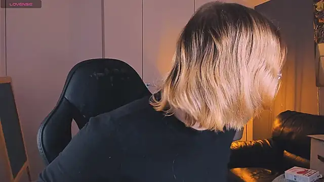 Snapshot of Amanda_Butlerr chatting on November 1, 9:44 am Amanda Butlerr online show from November 1, 9:44 am