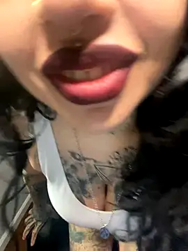 chicanachic13 online show from October 19, 9:48 pm