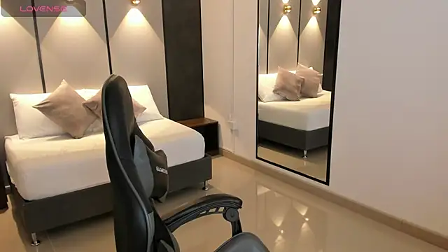 daniand  online show from October 8, 11:57 pm