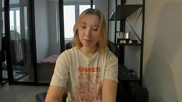 Snapshot of Agatha_May chatting on November 13, 4:33 am Agatha May online show from November 13, 4:33 am