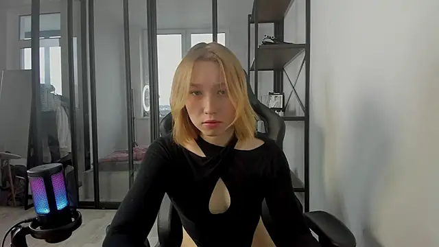 Snapshot of Agatha_May chatting on November 19, 5:51 am Agatha May online show from November 19, 5:51 am