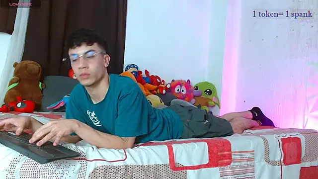 aaronjames1 online show from December 2, 10:16 pm