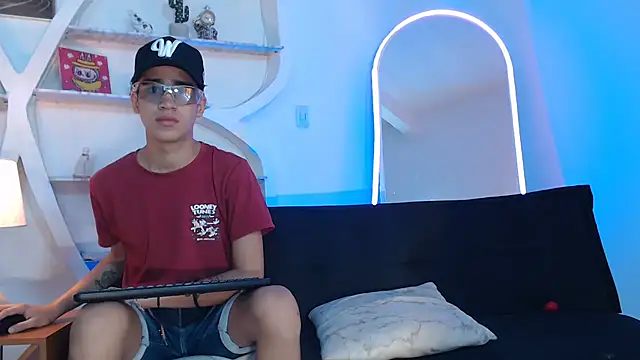 Snapshot of PRETTY_FEM chatting on September 12, 1:22 pm PRETTY FEM online show from September 12, 1:22 pm