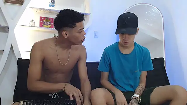 Snapshot of PRETTY_FEM chatting on November 4, 7:35 pm PRETTY FEM online show from November 4, 7:35 pm