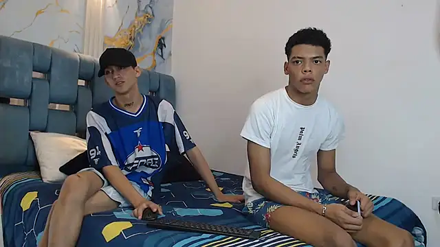 Snapshot of PRETTY_FEM chatting on December 18, 1:44 am PRETTY FEM online show from December 18, 1:44 am