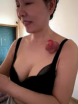 Snapshot of xiiuuff18 chatting on October 11, 12:32 am xiiuuff18 online show from October 11, 12:32 am