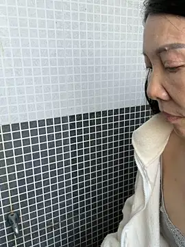 Snapshot of xiiuuff18 chatting on October 24, 1:35 am xiiuuff18 online show from October 24, 1:35 am