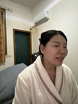 Snapshot of xiiuuff18 chatting on November 30, 12:42 pm xiiuuff18 online show from November 30, 12:42 pm