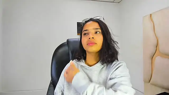 Snapshot of ScarletDoll chatting on October 28, 3:32 am ScarletDoll online show from October 28, 3:32 am