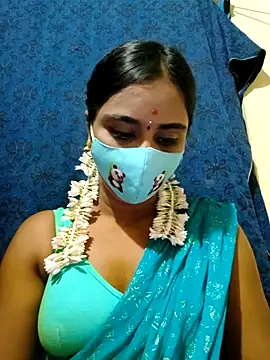 Snapshot of mini-queen chatting on October 31, 1:56 pm mini-queen online show from October 31, 1:56 pm