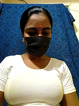 Snapshot of mini-queen chatting on November 13, 8:30 pm mini-queen online show from November 13, 8:30 pm