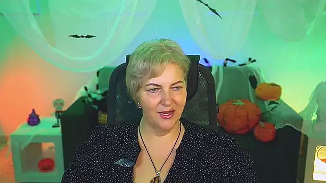 Snapshot of MaryMogan chatting on October 20, 4:24 am MaryMogan online show from October 20, 4:24 am