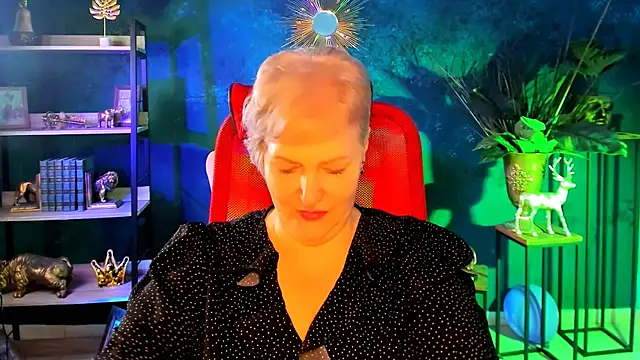 Snapshot of MaryMogan chatting on November 25, 5:18 am MaryMogan online show from November 25, 5:18 am