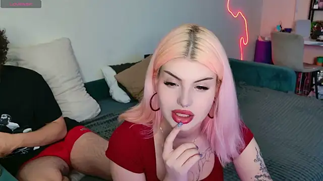 Snapshot of Alice18James chatting on September 18, 1:46 pm Alice18James online show from September 18, 1:46 pm