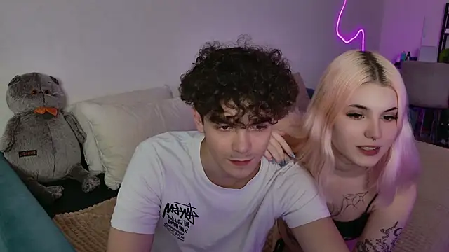 Snapshot of Alice18James chatting on September 25, 6:39 am Alice18James online show from September 25, 6:39 am