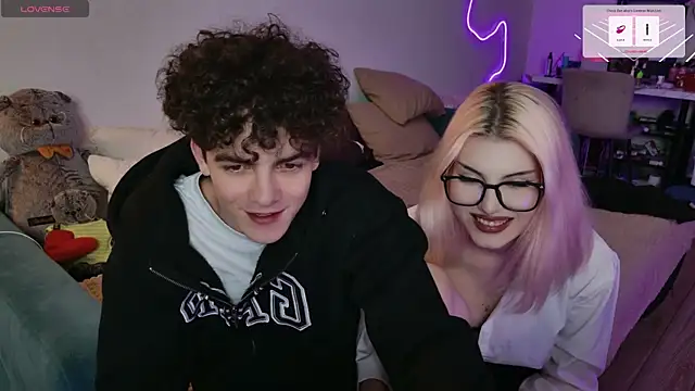 Snapshot of Alice18James chatting on September 26, 7:29 pm Alice18James online show from September 26, 7:29 pm