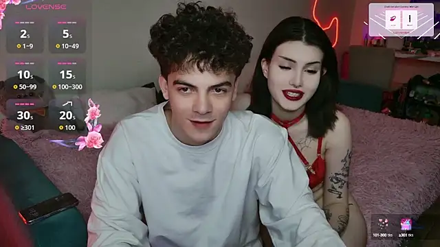 Snapshot of Alice18James chatting on October 9, 12:30 am Alice18James online show from October 9, 12:30 am