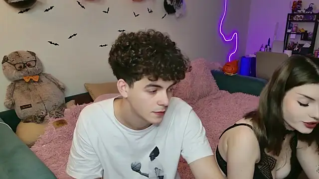 Snapshot of Alice18James chatting on October 12, 6:29 pm Alice18James online show from October 12, 6:29 pm