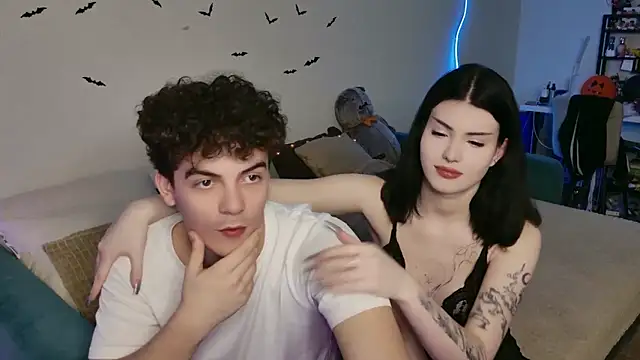 Snapshot of Alice18James chatting on October 28, 12:03 am Alice18James online show from October 28, 12:03 am