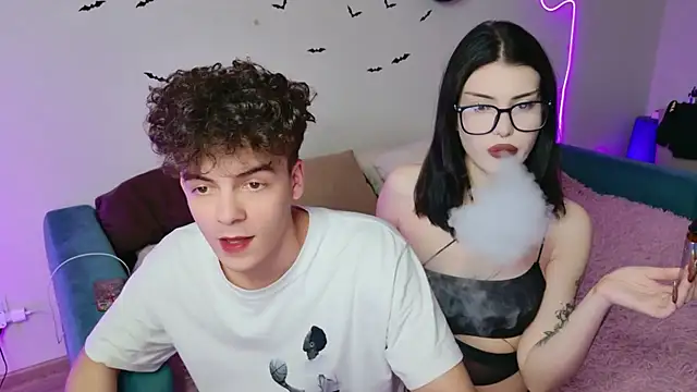 Snapshot of Alice18James chatting on November 6, 11:22 am Alice18James online show from November 6, 11:22 am