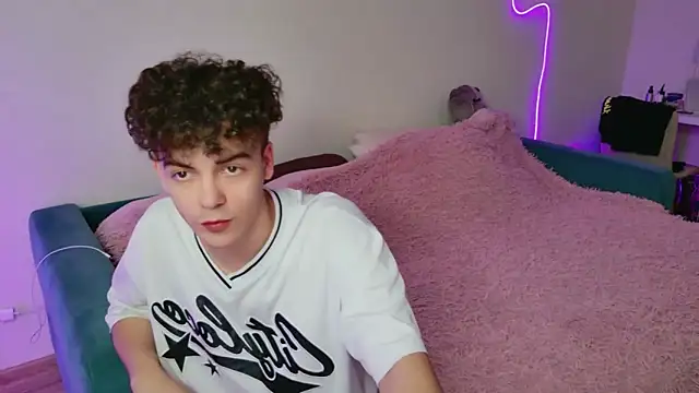 Snapshot of Alice18James chatting on November 7, 12:05 pm Alice18James online show from November 7, 12:05 pm