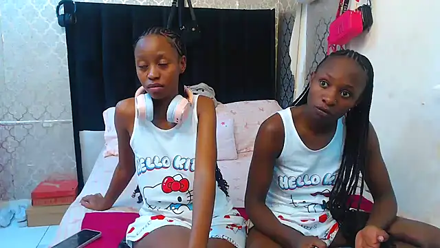 SexyPetitex25 online show from October 19, 7:58 pm