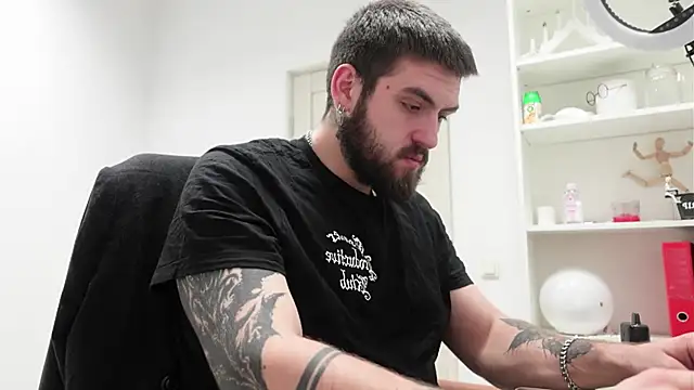 Snapshot of Mike_Platano chatting on November 28, 10:45 pm Mike Platano online show from November 28, 10:45 pm