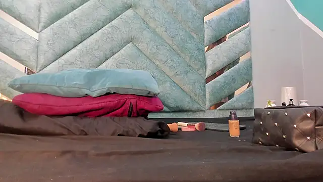 AngelineJolie online show from October 9, 7:01 pm