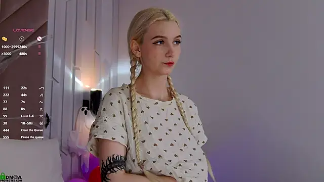 Snapshot of SaraHearts chatting on October 29, 1:41 am SaraHearts online show from October 29, 1:41 am