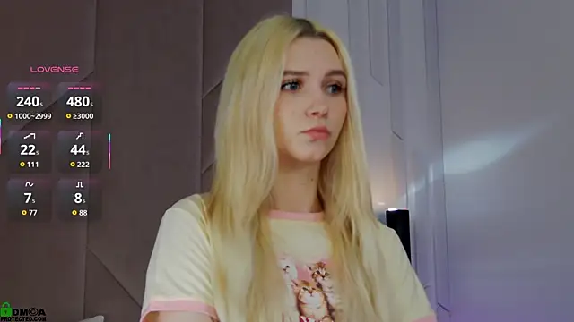 Snapshot of SaraHearts chatting on November 21, 1:37 am SaraHearts online show from November 21, 1:37 am