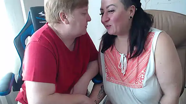 Snapshot of Bertie_Adeline chatting on October 4, 7:39 am Bertie Adeline online show from October 4, 7:39 am