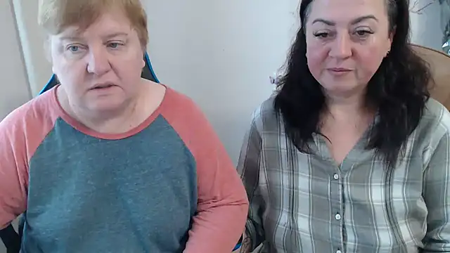 Snapshot of Bertie_Adeline chatting on October 25, 7:49 am Bertie Adeline online show from October 25, 7:49 am