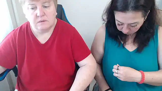 Snapshot of Bertie_Adeline chatting on October 26, 7:58 am Bertie Adeline online show from October 26, 7:58 am