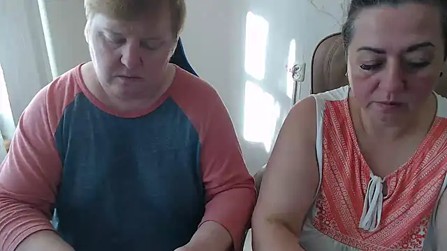 Snapshot of Bertie_Adeline chatting on October 30, 7:43 am Bertie Adeline online show from October 30, 7:43 am