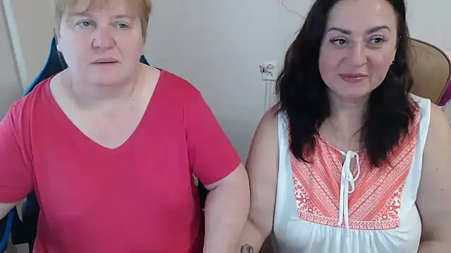 Snapshot of Bertie_Adeline chatting on November 8, 8:14 am Bertie Adeline online show from November 8, 8:14 am