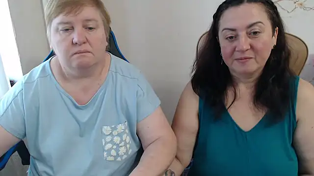 Snapshot of Bertie_Adeline chatting on November 9, 8:56 am Bertie Adeline online show from November 9, 8:56 am