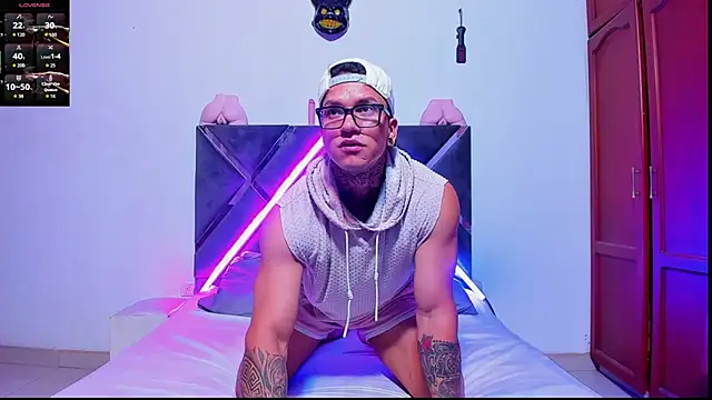 ArnoldSexy  online show from November 12, 4:40 pm