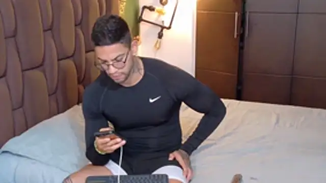 Snapshot of Tomy_maylon chatting on November 7, 3:28 am Tomy maylon online show from November 7, 3:28 am