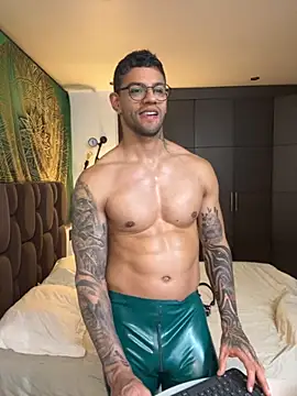 Snapshot of Tomy_maylon chatting on November 26, 3:51 am Tomy maylon online show from November 26, 3:51 am