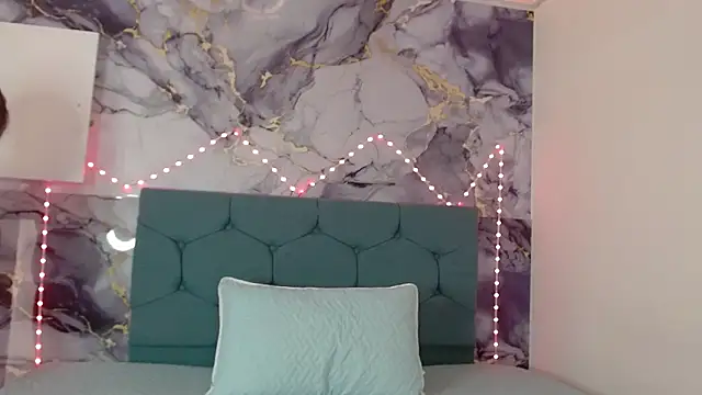 Snapshot of Vickysweeeettt chatting on September 17, 7:48 pm Vickysweeeettt online show from September 17, 7:48 pm