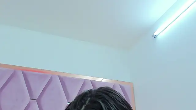 Snapshot of MaskedGirl_ chatting on October 16, 11:33 am MaskedGirl online show from October 16, 11:33 am