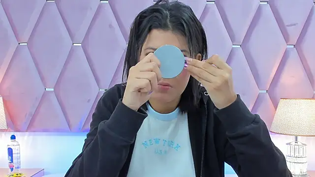 Snapshot of MaskedGirl_ chatting on November 11, 12:05 pm MaskedGirl online show from November 11, 12:05 pm