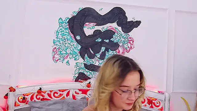 MaeLili online show from October 28, 4:27 am