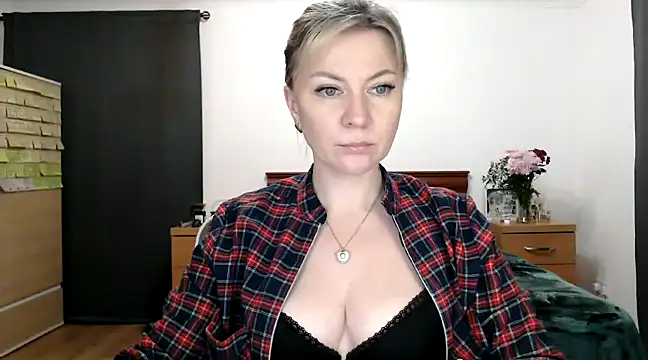 Snapshot of ParadiseAlina chatting on February 10, 6:24 pm ParadiseAlina online show from February 10, 6:24 pm