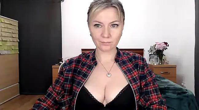 Snapshot of ParadiseAlina chatting on February 10, 9:25 pm ParadiseAlina online show from February 10, 9:25 pm